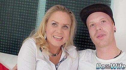 La femme blonde Barra Brass se fait sodomiser juste à côté de son cocu