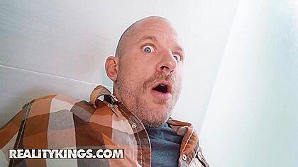 Vidéo Premium Gratuite Reality Kings - Le magnifique Angel Youngs surprend Scott en train de se branler et s'excite à propos de sa bite bien dure