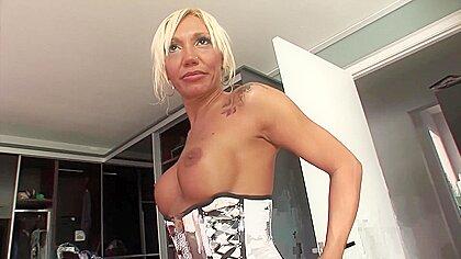 Baiser une merveilleuse milf aux gros seins !!!