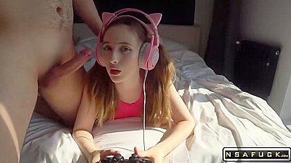 Gamer Girl suce fort et baise fort en jouant