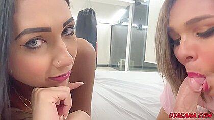 Un mec baise avec deux filles