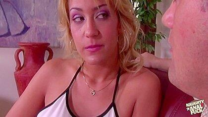 La poussée anale hardcore est le seul moyen de discipliner la blonde aux gros seins pour avoir triché