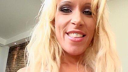Hot MILF Salope A Obtenu Son Tout Premier Thressome