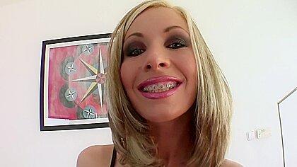 Petite enculée grosse bite avec Helena Sweet