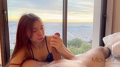 Pov a fait semblant d'être son petit ami et elle m'a sucé