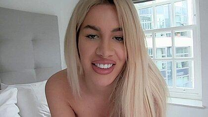 Belle-mère et beau-fils partagent un lit dans une chambre d'hôtel
