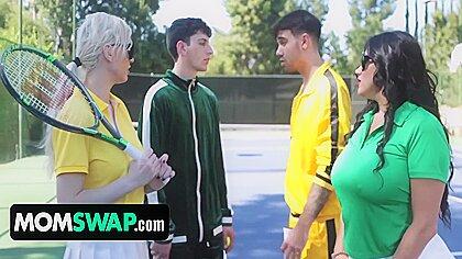 Un jeu de tennis avec des belles-mères salopes mène à une orgie de baise à quatre - Kenzie Taylor et Mona Azar 17 min