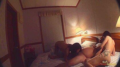 Ces filles asiatiques en chaleur sont très heureuses de se lancer dans un plan à trois oral avec déglutition