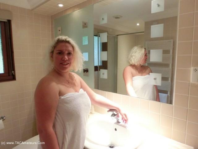 Barby sous la douche