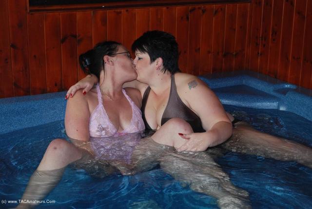 Dee baise les rebelles dans le jacuzzi pt1