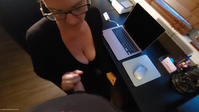 Pervy Thomas Loves Cleavage