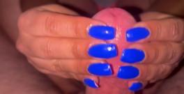 Ongles bleu vif avec une finition à pied