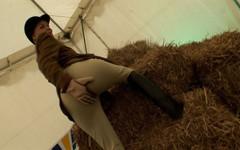 Caroline de Lys une salope infidèle avec une chatte rasée et des cheveux légers baise une grosse bite avec sa chatte