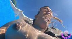 Un suiveur touche ma chatte dans la piscine publique