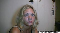 Misérable putain de ghetto skinny blonde baisée par 2 bites muettes dans une bande-annonce sale!