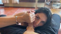 Beau-fils qui parle avec sa belle-mère sexy