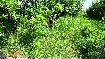Gracie Glam subit une violente fellation en plein air et sa veste est trempée de sperme épais.
